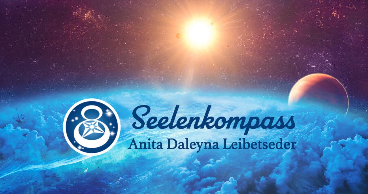 im untern Teil des Bildes befindet sich blaue bauschige Wolken, quer nach rechts, bis zur Mitte durchzieht sich ein türkiser Energiestrahl. Auf der linken Seite befindet sich ein roter Planet der halb in den Wolken verschwindet. Im oberen mittleren Teil ist ein strahlender Himmelskörper. Das Logo von Seelenkompass Daleyna in dunklem Blau ist ein runder Kompass und in einer geschwungenen Schrift steht rechts daneben, Seelenkompass, darunter in einer weniger geschwungenen Schrift steht Anita Daleyna Leibetseder. Impressum / Datenschutzerklärung / Referenzen