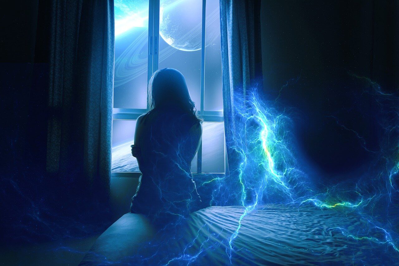Energetisches Clearing: eine Frau sitzt mit dem Rücken zu uns geneigt am äußersten Rand ihres Bettes und schaut durch ein großes Glasfenster in den Nachthimmel und sieht einen großen Planeten mit einem Reif herum. Auf der rechten Seite des Bettes sind seltsame Lichtblitze Energien die nach der Frau zu greifen scheinen. Seelenkompass Daleyna hilft ihr Haus von schlechten Energien zu befreien.
